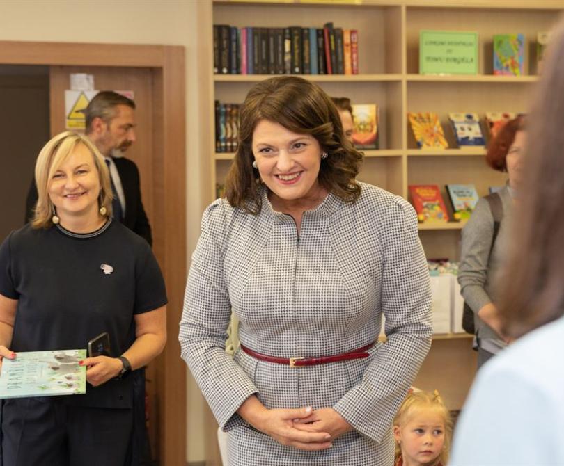 Diana Nausėdienė paskelbė naują „Knygų starto“ etapą – kvietimą lankytis bibliotekose ir dovaną mažiausiems skaitytojams