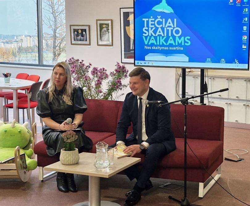 Akcija „Tėčiai skaito vaikams“. Nes skaitymas suartina