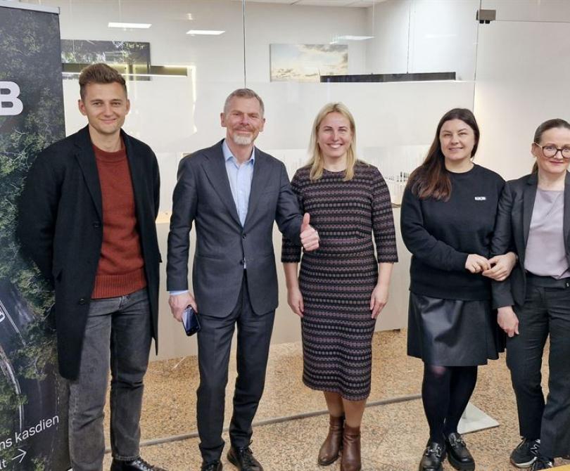 Bibliotekoje dirba mobili SEB banko darbuotojų komanda 