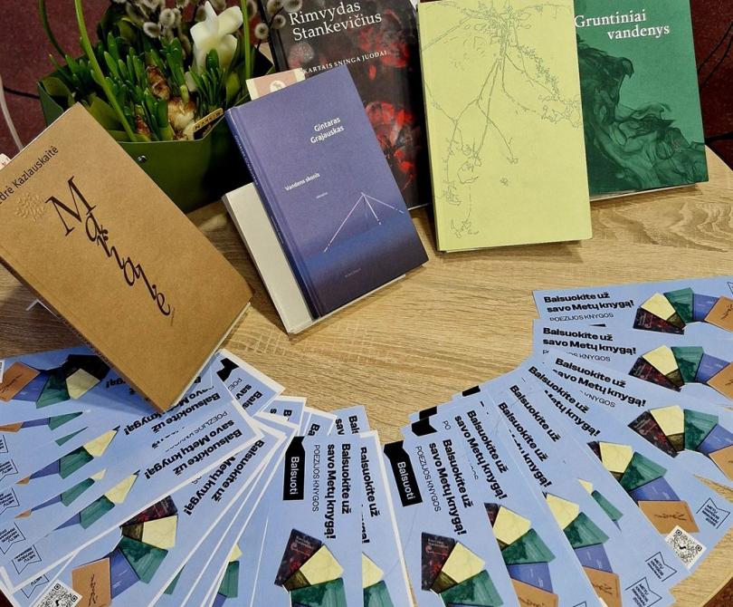 „Metų knygos rinkimų 2025“ poezijos leidinių-nominantų penketukas