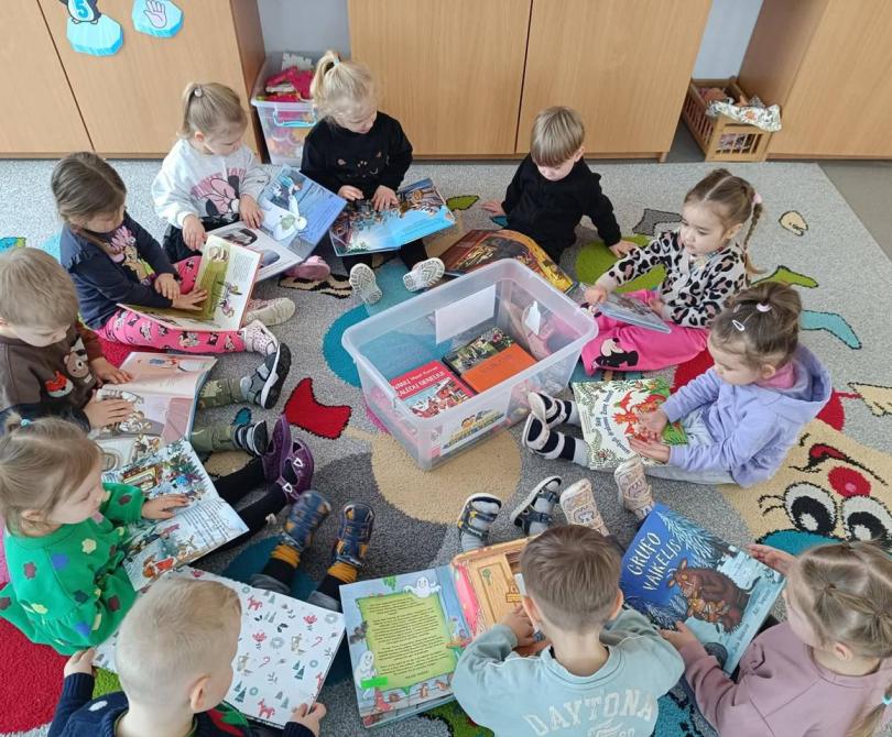SKAITYMO SKATINIMO INICIATYVA „BIBLIOTEKA ARČIAU VAIKŲ“ IŠAUGO Į PROJEKTĄ IR PLEČIASI